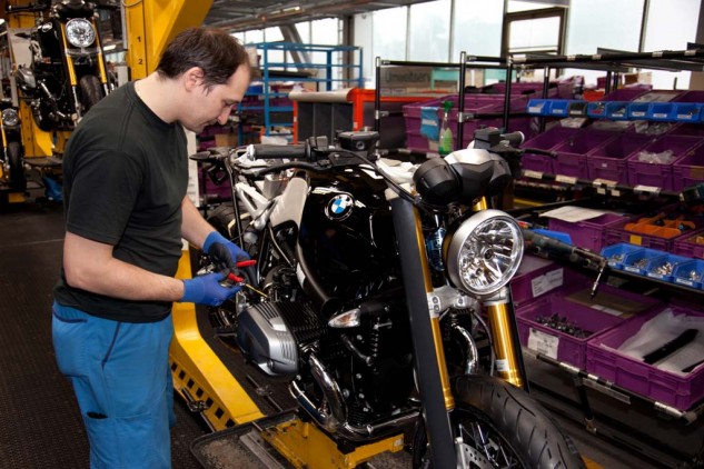 2014-bmw-r-ninet-production-2